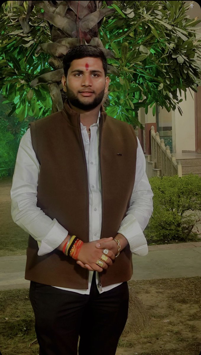 KakuMayank's tweet photo. हवाओं के भरोसे मत उड़,
चट्टाने तूफानों का भी रुख मोड़ देती हैं,
#chaudharymayankbharala https://t.co/teomPsqJQK