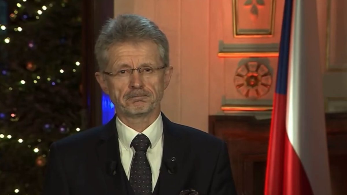 Čtu si reakce na projev předsedy Senátu - "fráze, kecy, tajvanec, kazíte vánoce". Co jako vlastně chceme? Co měl říct, aby byli lidi spokojený? Jo, je tu blbá nálada, ale ta tu je už třicet let. A proč? Protože jsme národ věčně pičujících nevděčných jedinců, kteří nedohlédnou dál