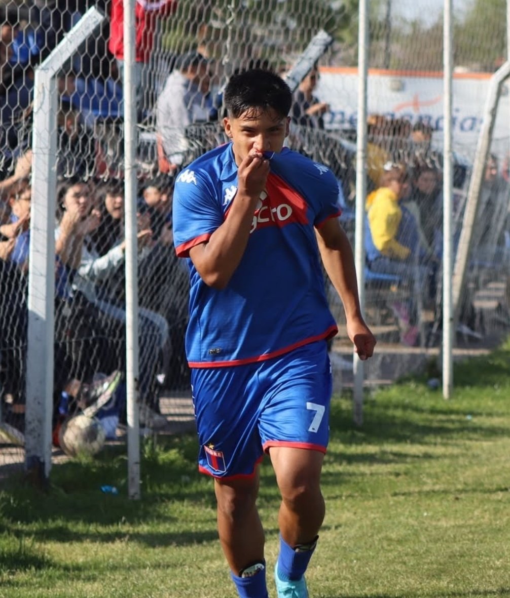 crischasqui's tweet photo. MARCO RIVAS 🇦🇷🇵🇾🇵🇪

▫️ 16 años
▫️ Categoría 2008
▫️ Extremo ⚡
▫️ Pertenece a Tigre 🇦🇷
▫️ Goleador de su equipo este año (10 ⚽)
▫️ Familia materna 🇵🇪
▫️ Va a tramitar su DNI
▫️ No tiene contacto con FPF https://t.co/oElIjokJp1