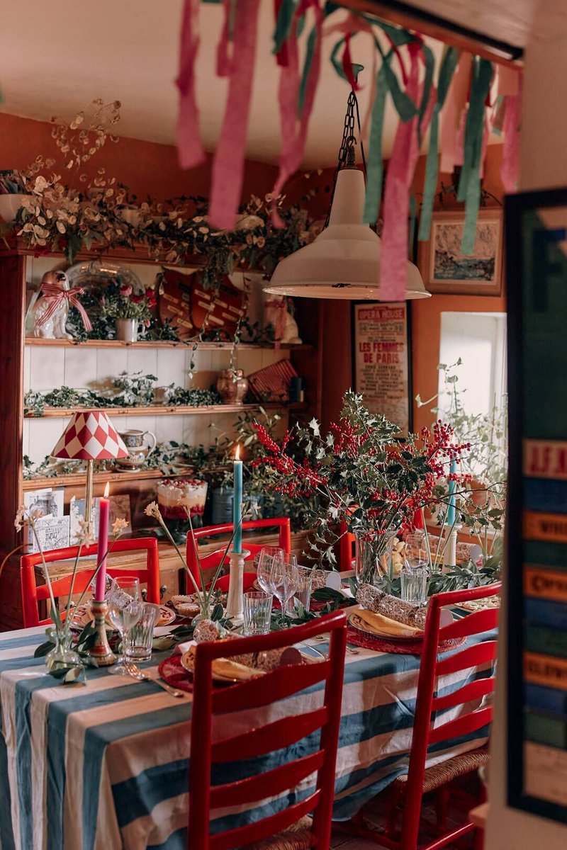 CostwayFrance's tweet photo. Bougies, branches de sapin et cadeaux - notre salle à manger s'est parée pour Noël ! 🕯🌿🎁Maintenant, la fête peut commencer !
#decorationinterieur #deco #decohome #decomaison #salleamanger #decosalon #ideedeco #passiondeco #inspideco #instadecoration #design #homeinspo #Costway https://t.co/pNVXRfip0Z