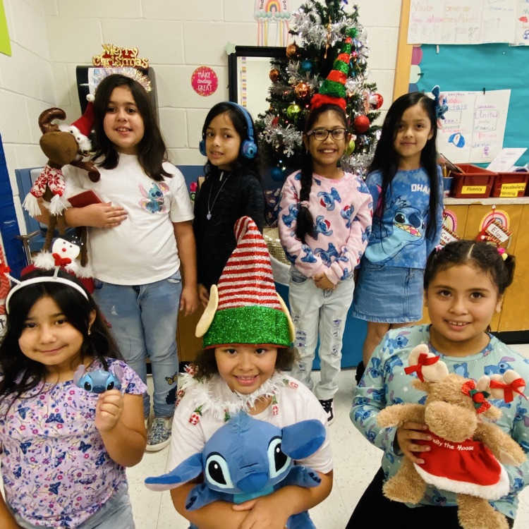 RooseveltBronc1's tweet photo. We brought the aloha spirit to our ✨10th Day of Magic✨! “Mele Kalikimaka” from our Bronco OHANA to yours! 🐴❤️🎄✨ #12DaysOfMagic https://t.co/Eo0Sn2CRg9