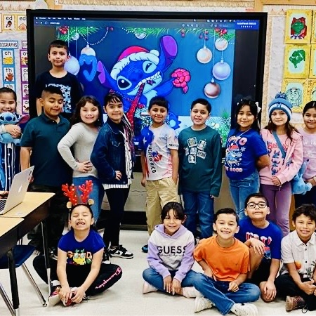 RooseveltBronc1's tweet photo. We brought the aloha spirit to our ✨10th Day of Magic✨! “Mele Kalikimaka” from our Bronco OHANA to yours! 🐴❤️🎄✨ #12DaysOfMagic https://t.co/Eo0Sn2CRg9
