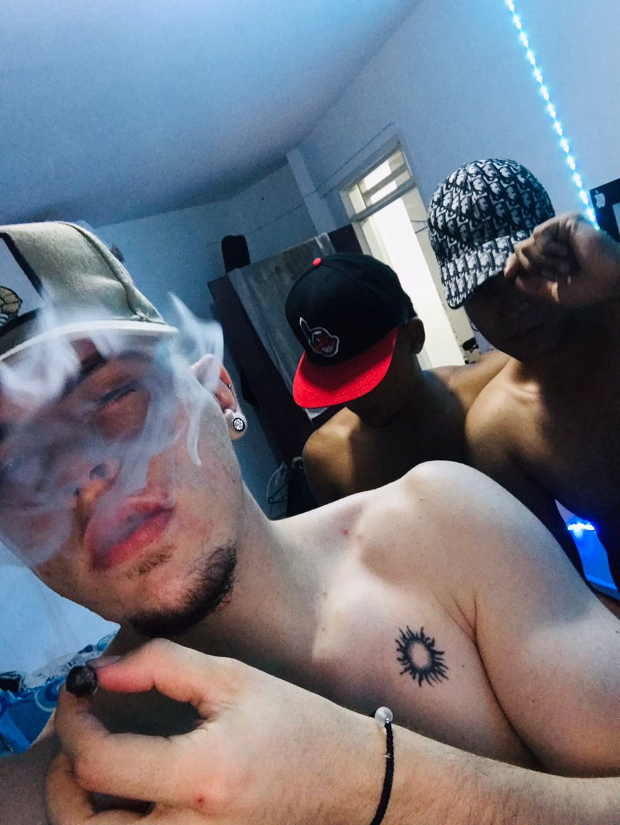gavilan_b09's tweet photo. @gavilan_b09 🤴🤴🤴 https://t.co/DlQS7fD18z