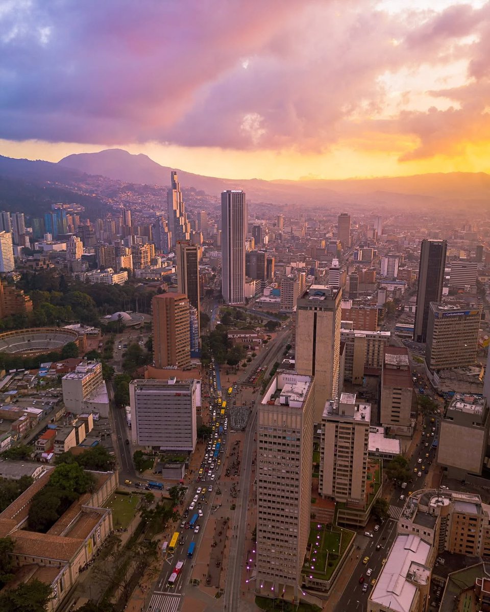 La hora dorada en la Capital 😍 Ph: <a href="/vimarovi/">VicK </a> 📸 #Bogotaeiou #EnamórateDeBogotá ❣️ #BogotáMiCiudadMiCasa  #Colombia 🇨🇴 #BeautifulDestinations 🏙️