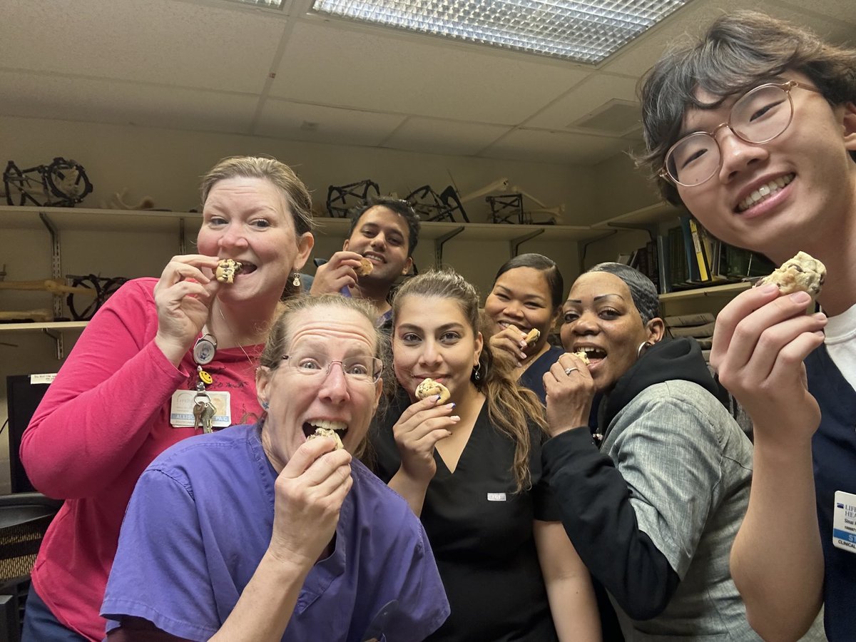 JanetConwayy's tweet photo. It’s our favorite time of year again!!!🎄🎄🍪🍪🍪 Special delivery from one of my favorite people!!🥰 These chocolate chip cookies are filled with so much kindness🤗It makes them extra delicious!!😋#bestcookies #orthotwitter @LimbLengthMD https://t.co/r0rBdmAHKa
