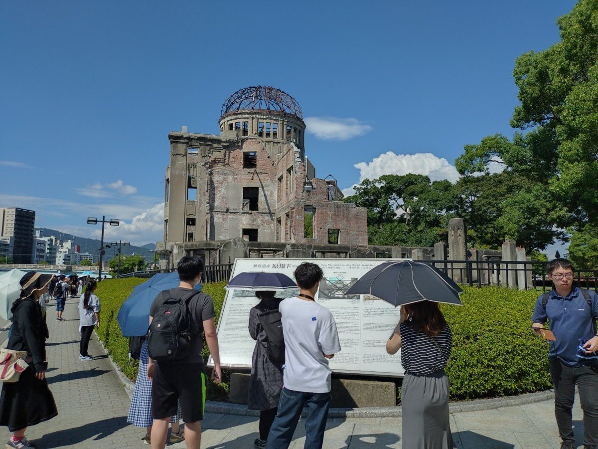 広島合宿🕊️Day1-③
今、平和記念公園がある場所はもともと大勢が生活する繁華街でした。原爆ドームはもともと「広島県物産陳列館」として、広島県産のものを販売する場所でした。
西洋式の建物で、当時としては比較的大きな窓があったことから、爆風が抜けていき、建物が倒壊しなかったそうです。