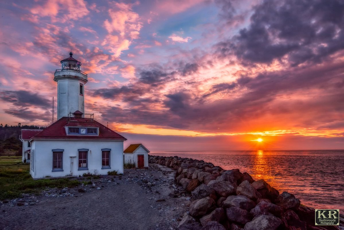 krbackwoods's tweet photo. Here's a click from Point Wilson lighthouse. 
.
.
#lighthouse #sunset #Washington #pnw #photooftheday #photography https://t.co/uLMKasSPdC