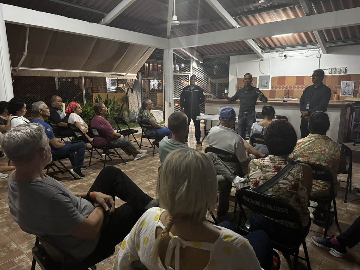 Parque_Lefevre's tweet photo. Reunión comunitaria con los vecinos de Chanis. #Seguridad #Chanis #Comunidad @Rodriguez_Olmos https://t.co/AEq4NH2x3N