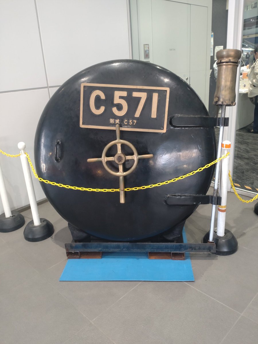 京都鉄道博物館、C571煙室扉が本館前に展示されて間もなく1年。いつの間にかハンドル位置が×から→＋に。