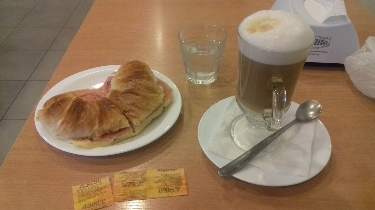 socn27's tweet photo. @GamsterGaming Soy uruguaya y desayuno esto varios días a la semana: capuchino con medialuna de jamón y queso 🥐☕ https://t.co/163gJzVg6n