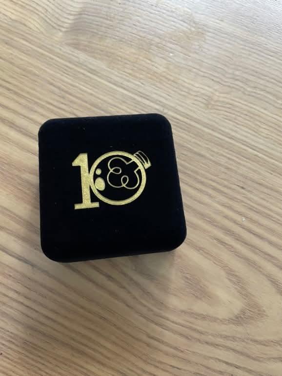 oneshot_game's tweet image. Niko anniversary pins are real and are currently on their way to us!