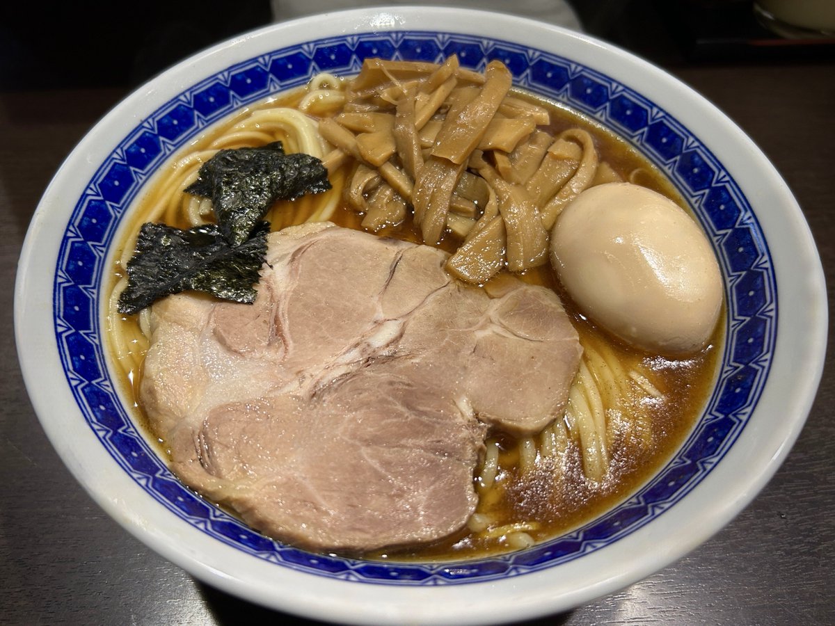 中華そば べんてん@地下鉄成増

ラーメン 並
味玉

極寒の外待ちを乗り越え入店。
店内も暖房が効いてないので極寒。

震えながら着丼を待った先に現れるのは、一瞬で寒さを吹き飛ばす最高の一杯。

食べたことがない方は是非食べてほしい最推しのラーメン！