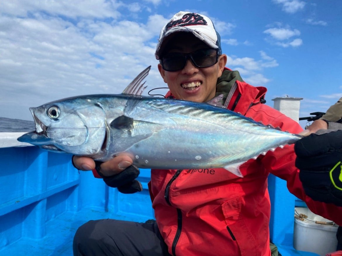 11月下旬
この日はジギングをメインで出船！！
しかし、ここ最近の中では渋い状況だったみたいで、ラストの流しを船長の判断でキャスティングに挑戦！！
その流しで出てくれた貴重な一本となりました！！
ジギングはスマガツオのみ…😭

YouTube
youtu.be/_UuTUJ2nlok?si…