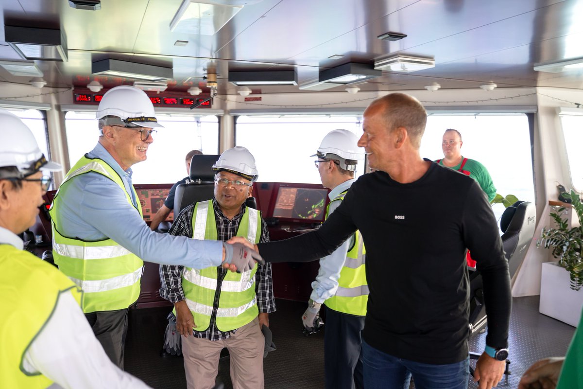 PeterVanAcker2's tweet photo. 🇧🇪🇲🇾 Proud to be a guest on the Breughel, part of the DEME fleet. This Belgian flagship company is contributing to the expansion of Sapangar Bay Container Port. @DEMEgroup  #SEDIA #Sabah @MalaysiaMFA @MITIMalaysia @BelgiumMFA @EUinMalaysia https://t.co/UpFkOFpf8z