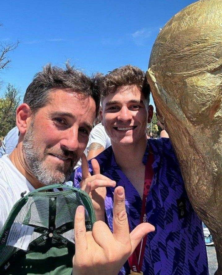 aglvsju's tweet photo. hace dos años teníamos a julián alvarez completamente en pedo todo quemadito y me parece sumamente necesario hacer un hilo ah, una que no supera soy yo https://t.co/arpDllhRiA