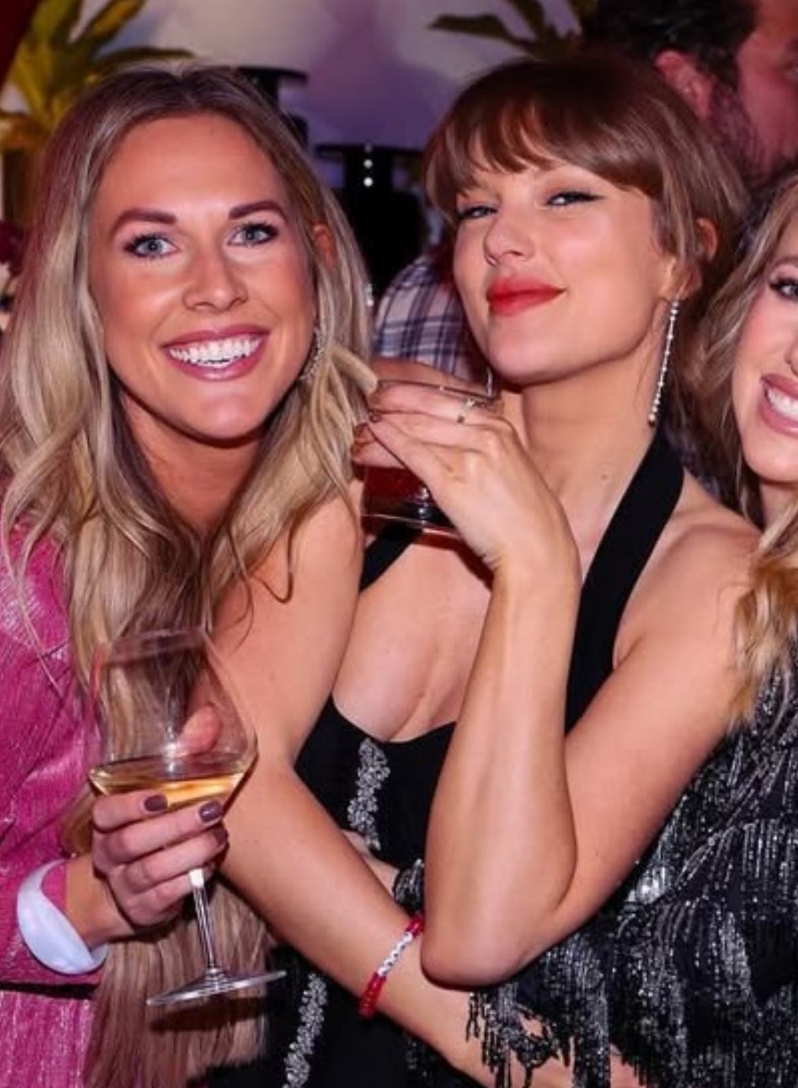 JUST IN: Taylor Swift arrived late to the Browns vs. Chiefs game, unaware that Travis Kelce had a surprise waiting. After the Chiefs’ victory, Kelce proposed in front of her parents and cheering fans. Swift, emotional, said “Yes!” as the crowd erupted - News