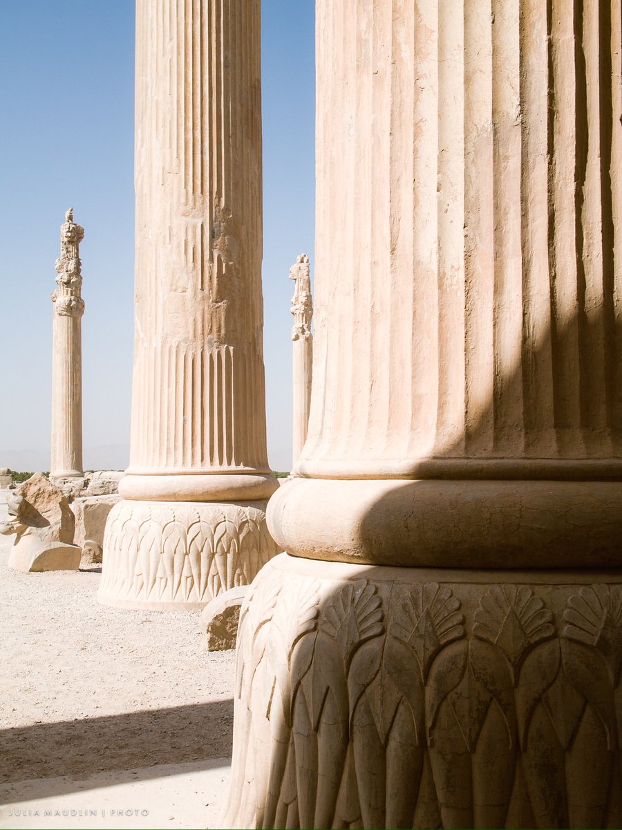 HeraklesCithare's tweet photo. À Parsā, la Persepolis des Grecs, le Roi des rois Darius emprunta au répertoire artistique de l’empire - babylonien, égyptien, élamite, assyrien, grec - pour forger un style nouveau. Si les cannelures de ces fûts monumentaux nous sont familières, c’est qu’elles ont été ciselées par des Ioniens !