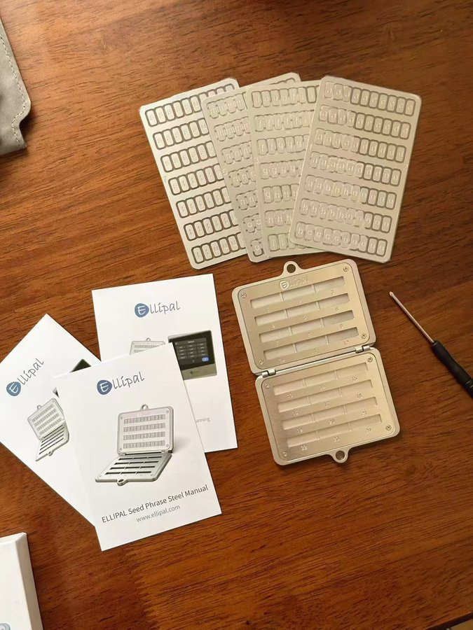 🎁圣诞惊喜提前送达！提前祝大家圣诞快乐，福利来了！

为大家争取了 2份特别的圣诞周边礼盒（引推的圣诞礼盒）！一份推特，一份群里群友，快来参与赢取～
参与方式：
关注：
<a href="/ellipal/"></a>和<a href="/Ceciliasss111/">0xCecilia</a>
点赞 &amp; 转发：
这条活动推文
关于 Ellipal
1、全球知名品牌：加密冷钱包领域的翘楚，Forbes