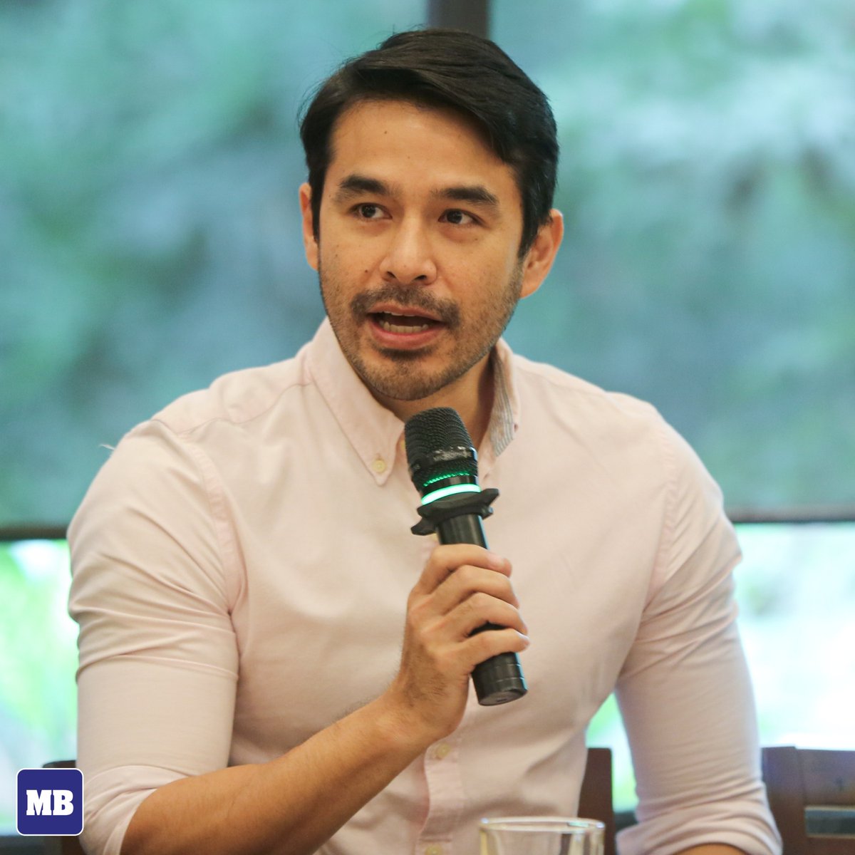 manilabulletin's tweet photo. LOOK: Broadcast journalist Alfonso Tomas “Atom” Araullo with members of the Movement Against Disinformation led by Atty. Tony Laviña hold a press conference for the media and campus journalists in Quezon City on Thursday, Dec. 19, regarding their landmark win against Sonshine Media Network International (SMNI) hosts Lorraine Marie Badoy-Partosa and Jeffrey Celiz for red-tagging Araullo and his mother, Dra. Carol Araullo.

📷: Santi San Juan | MB