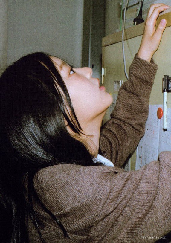 hanni looks tweet media