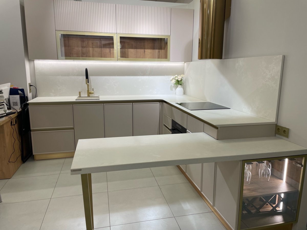 FasaStone's tweet photo. The concrete #countertop, paired with a matching backsplash, creates a seamless and clean aesthetic, while the brushed gold faucet adds a touch of luxury. Perfectly blending elegance and practicality, this space is designed for effortless cooking and stylish living.#kitchentop https://t.co/5joGbNrtBk
