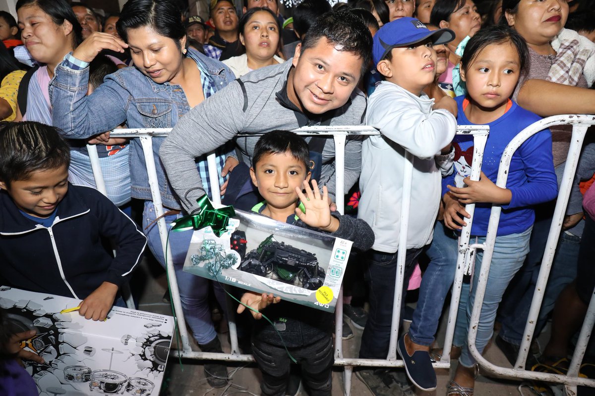 JECSanLuis's tweet photo. Ya te enteraste ⁉️📲
Ricardo Gallardo Cardona acerca la Navidad a las familias de la Huasteca, niñas, niños y adultos mayores de #Axtla #Xilitla y #Aquismón, disfrutaron de sorpresas, regalos y diversión. 🪅 🥳🧥
@GobEdoSLP @RGC_Mx https://t.co/2nyxKOubkg