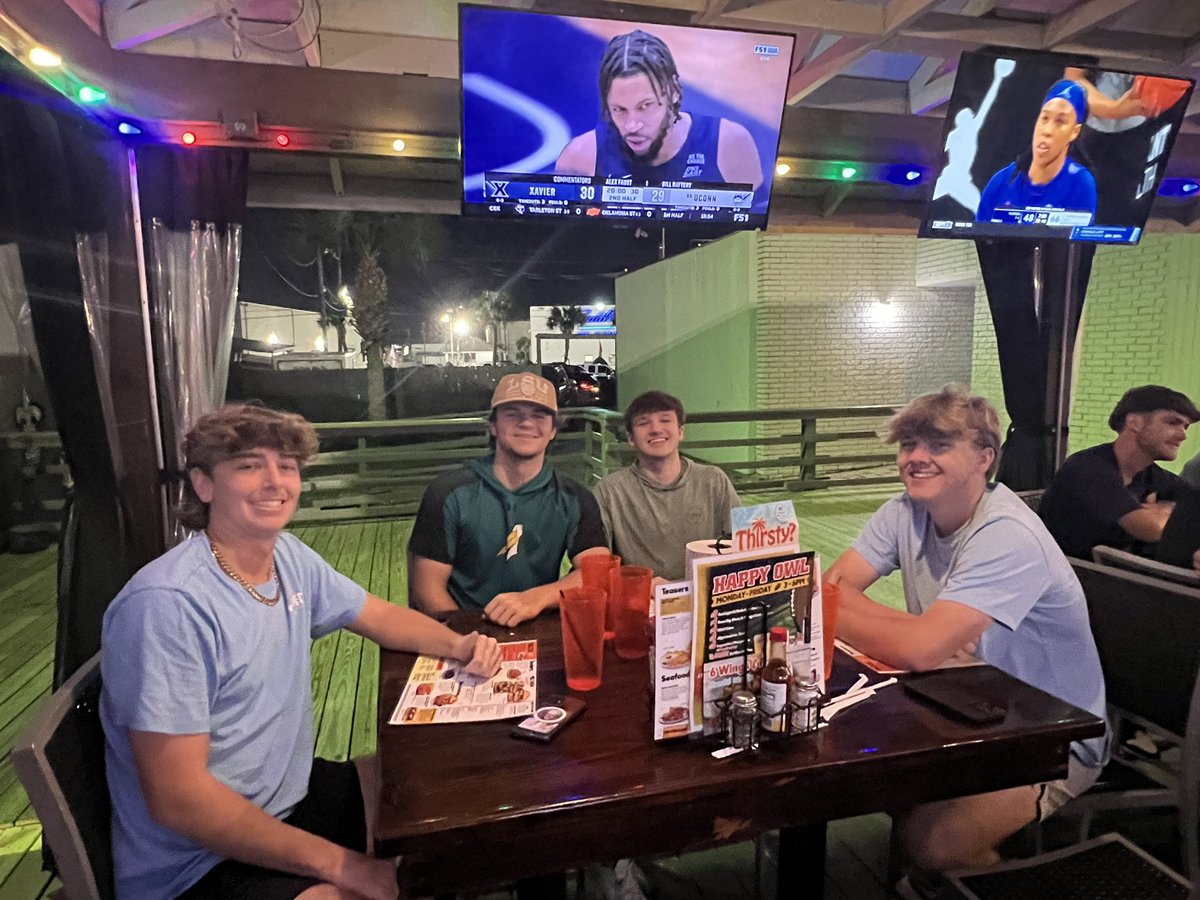 A holiday dinner with the World Series champs! We were excited to see all of the guys again and give them their GSWS championship t-shirts. We are extremely proud of this group and can’t wait to watch them play at the collegiate level. Go Cards! ⚾️🎅🏻🏆