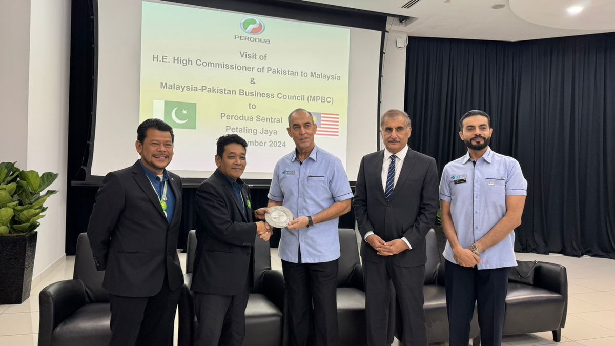 PakinMalaysia_'s tweet image. High Commissioner Syed Ahsan Raza Shah visited @perodua Hqs (Malaysia's largest car manufacturer). During meeting with COO Datuk J H Rozman and senior management, enhanced bilateral cooperation in the automotive sector was agreed upon. @ForeignOfficePk @MalPak2 #PAMA