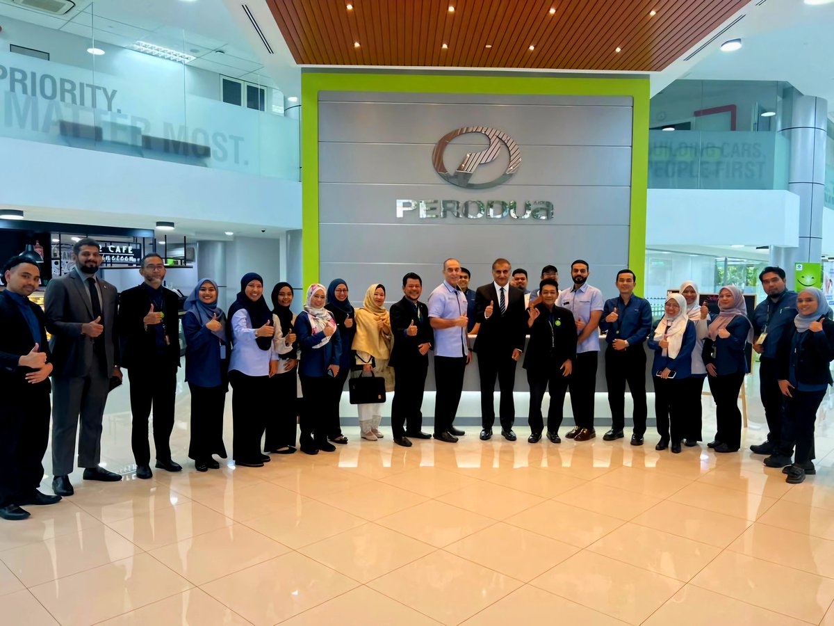 PakinMalaysia_'s tweet image. High Commissioner Syed Ahsan Raza Shah visited @perodua Hqs (Malaysia's largest car manufacturer). During meeting with COO Datuk J H Rozman and senior management, enhanced bilateral cooperation in the automotive sector was agreed upon. @ForeignOfficePk @MalPak2 #PAMA