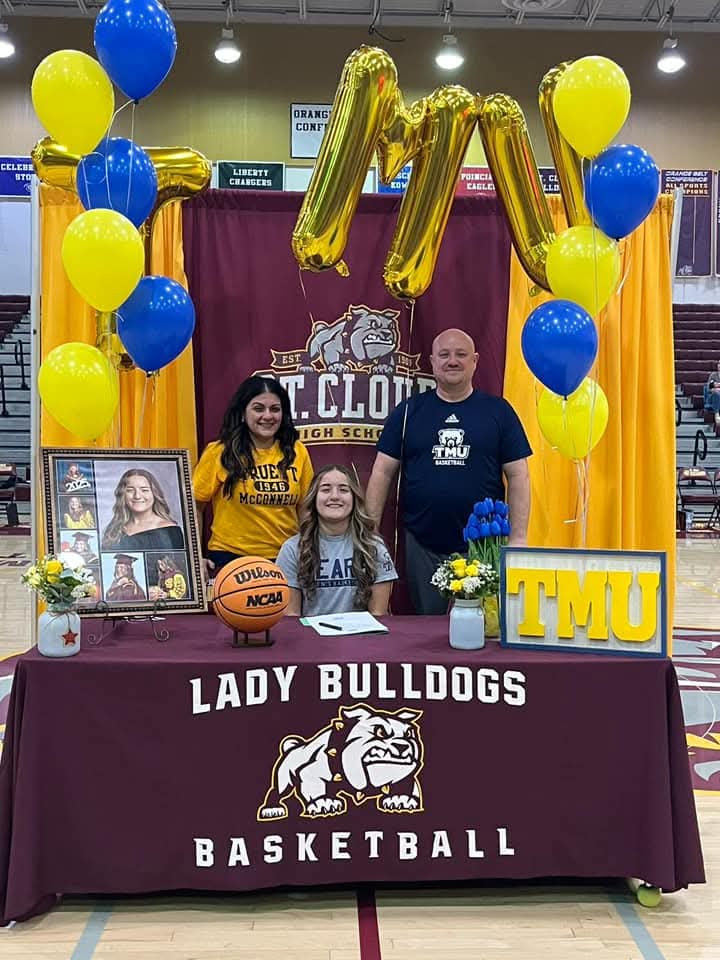 VanessaVohs2025's tweet image. Officially signed tonight before our Home Game! @TMUWBB @Azma_Fields @mariahknox1833 @FGBvsEveryone @FGBSelect40 @_trongriff @DivaLee_