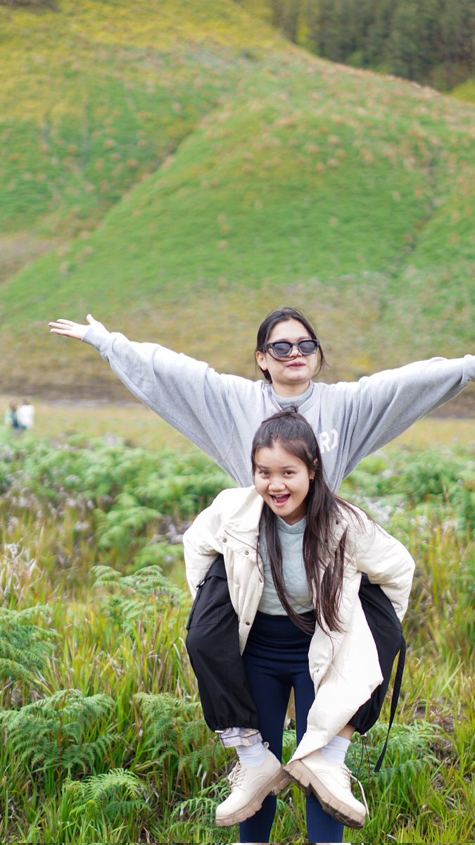 wisatambois's tweet photo. Desember di Bromo, kabut tebal menyelamatkan lautan pasir. Suasana dingin yang syahdu, sempurna untuk melarikan diri sejenak dari hiruk-pikuk kota. Berani menikmati keindahan Bromo di musim hujan kawan? 
#bromo #musimhujan #tenggersemeru #rekomendasiwisata #wisatamalang https://t.co/SZ61YLmOud