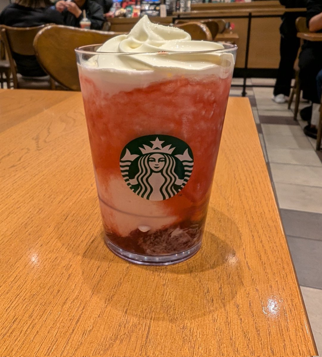CoCo06002596's tweet photo. 寒くても飲みたくなっちゃうよねぇ～
#MerryberryStrawberry https://t.co/vGopTCS8KT