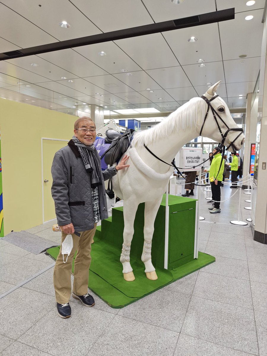 HgZ6F9iFfu06Xw2's tweet photo. いやいやいや〜本当にビックリした😱
ちよっと東京で収録がありまして📺帰りの八重洲口駅で…白馬とポニーが！

うわ～本物の馬とポニーだと思ってましたが…ロボットですねんて💦

首も耳も口も本物ソックリに動きます😊

何方か見た方居られますか…

いまだに…信じられない🥴
お近くの方は必見！ https://t.co/2QJ2myYLN9