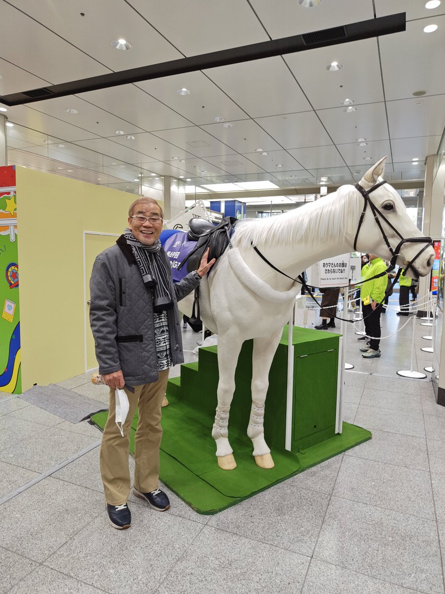 HgZ6F9iFfu06Xw2's tweet photo. いやいやいや〜本当にビックリした😱
ちよっと東京で収録がありまして📺帰りの八重洲口駅で…白馬とポニーが！

うわ～本物の馬とポニーだと思ってましたが…ロボットですねんて💦

首も耳も口も本物ソックリに動きます😊

何方か見た方居られますか…

いまだに…信じられない🥴
お近くの方は必見！ https://t.co/2QJ2myYLN9