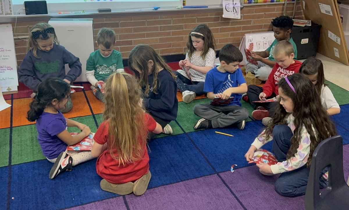 Thank you to <a href="/Epchs231/">EPCHS</a> book buddies for bringing us a new book 📕 to enjoy 😊 today.  #BeEvergreen