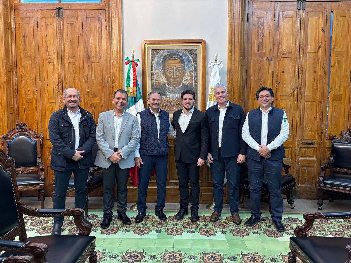 OctavioRomero_O's tweet photo. Firmamos el convenio de colaboración para el programa #ViviendaParaElBienestar de la presidenta @Claudiashein, con el gobernador de Nuevo León @samuel_garcias, @SEDATU_mx y  municipios del estado, para construir 33 mil viviendas, de las cuales 23 mil serán para derechohabientes de @Infonavit con ingresos entre 1 y 2 salarios mínimos.

Además, informamos que se planea otorgar 105 mil créditos para reparar, remodelar o ampliar vivienda en beneficio de las y los trabajadores de la entidad. 

También que estamos resolviendo el problema de las deudas impagables con el congelamiento de 211 mil 477 créditos. De éstos, 58 mil ya recibieron en automático algún beneficio en la tasa, mensualidad y/o saldo.

#2doPiso4T #ConstruyendoJuntos #InfonavitHumanista