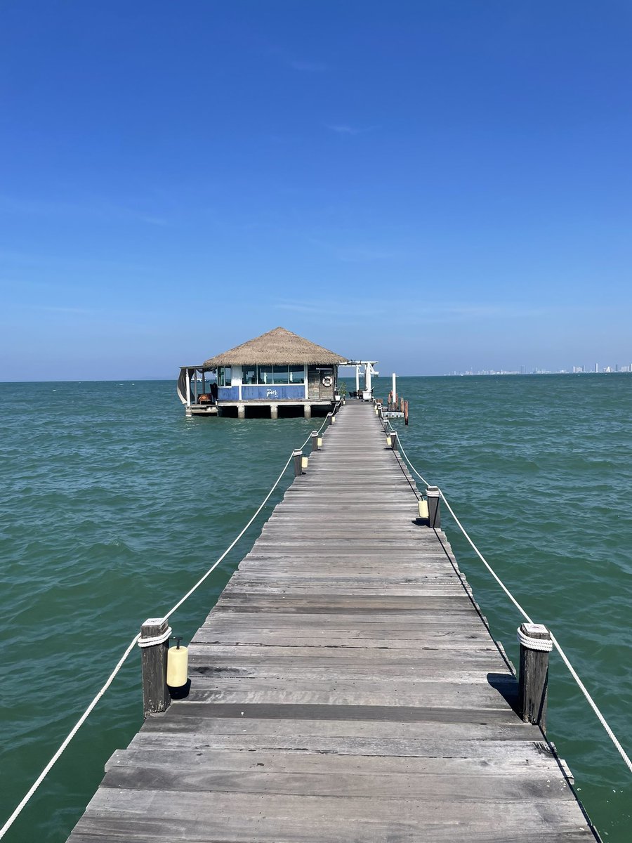 JusssTony's tweet image. Morning iced coffee at Kept Pier Cafe. Sensational setting surrounded by water and a cool breeze. 

#CafeStuff 
#OutForAWalk