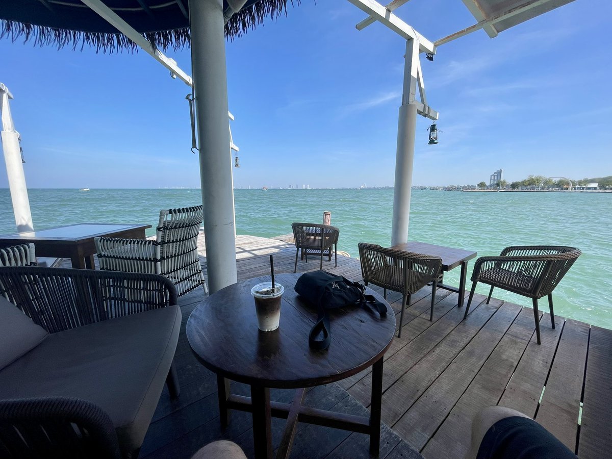 JusssTony's tweet image. Morning iced coffee at Kept Pier Cafe. Sensational setting surrounded by water and a cool breeze. 

#CafeStuff 
#OutForAWalk