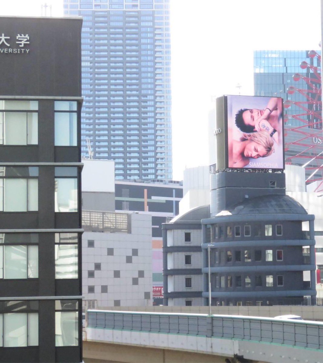 mitsurumatsuoka's tweet photo. 地元大阪に、#SIAM SOPHIA  だらけやっ！
嬉しいぃー😆

今週から新御堂筋デジタルLED ボードにSIAM SOPHIAビジュアルが展開中！2/9ライブ当日まで！

プレイガイド先行始まってます！

https://t.co/LFhXf4HtjJ https://t.co/IsU6SmSTfd