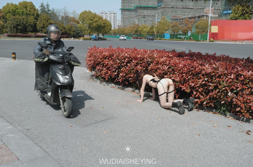 消失的大神经典回顾之“无敌爱摄影”

母狗全裸跪地，不惧寒冷，露给大哥🔥

点点关注，下期更新带母狗去农民工宿舍送温暖！ https://t.co/DrIc1b4XCV