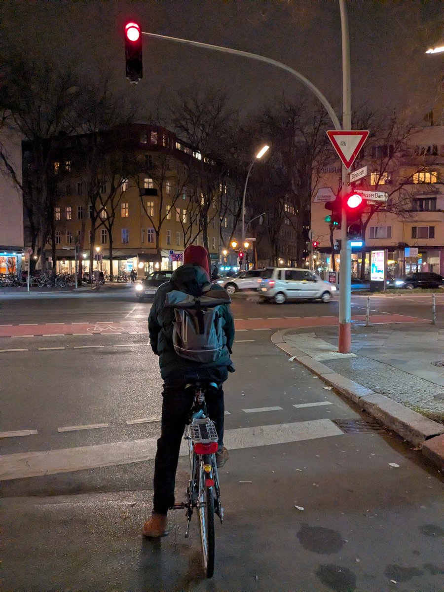 #berlin #CyclistsWaiting for green #citycycling #fahrradalltag #traffic #photoseries