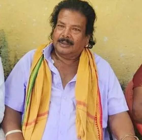 KTRBRS's tweet photo. నీ పాటకు 
చెమర్చని కళ్ళు లేవు
చలించని హృదయం లేదు 

నీ పాట ద్వారా 
తెలంగాణ ప్రేమైక జీవనాన్ని ఆవిష్కరించావ్ 
మాయమైపోతున్న కుటుంబ సంబంధాలను మళ్లీ గుర్తు చేసింది!

మొగులన్నా..
నీ పాట తెలంగాణ బలగాన్ని మళ్లీ చాటింది! 
మానవీయకోణాన్ని ఆకాశమంత ఎత్తులో నిలిపింది!

మొగులయ్య గారు మరణించినా పాట రూపంలో బతికే ఉంటారు. 

వారి ఆత్మకు శాంతి చేకూరాలి. వారి కుటుంబ సభ్యులకు భగవంతుడు మనోధైర్యాన్ని ప్రసాదించాలి