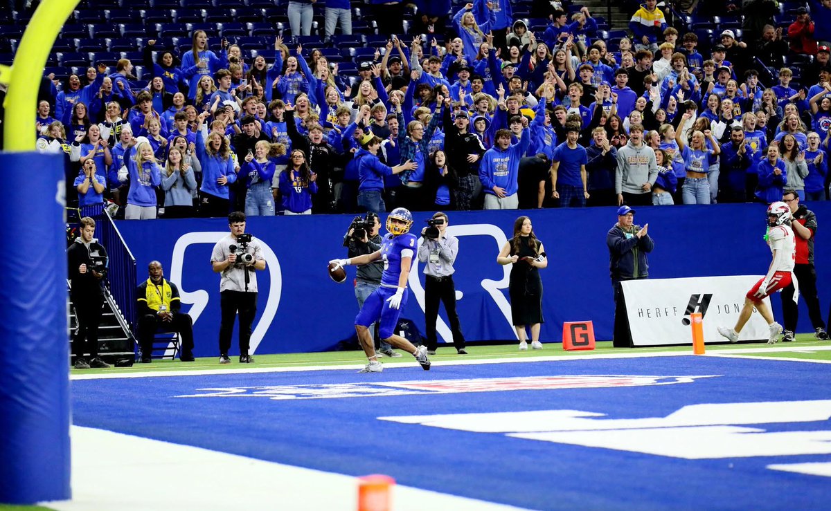 Easily one of my favorite EN sports pics of all time. Swag scoring a touchdown at State with the students going wild. Go Knights!
