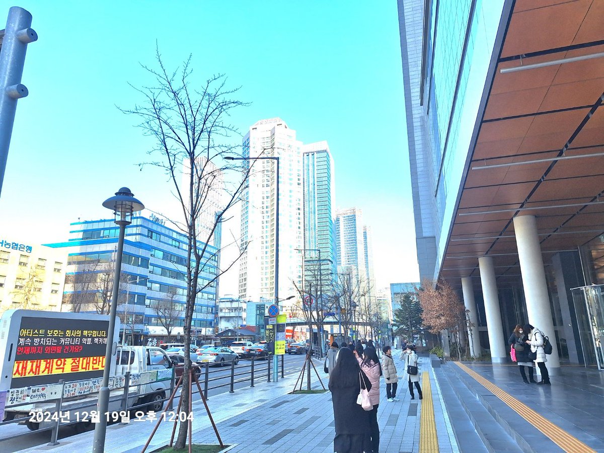 xteam1234's tweet photo. 아티스트의 명예와 권익을 보호하는 일에 전혀 성의를 보이지 않는 회사는 매니지먼트 회사로서 자격이 없습니다. 

하이브는 소속사로서 제대로 된 아티스트 보호를 보여주십시오.

@HYBEOFFICIALtwt @BIGHIT_MUSIC https://t.co/Smciv72K19