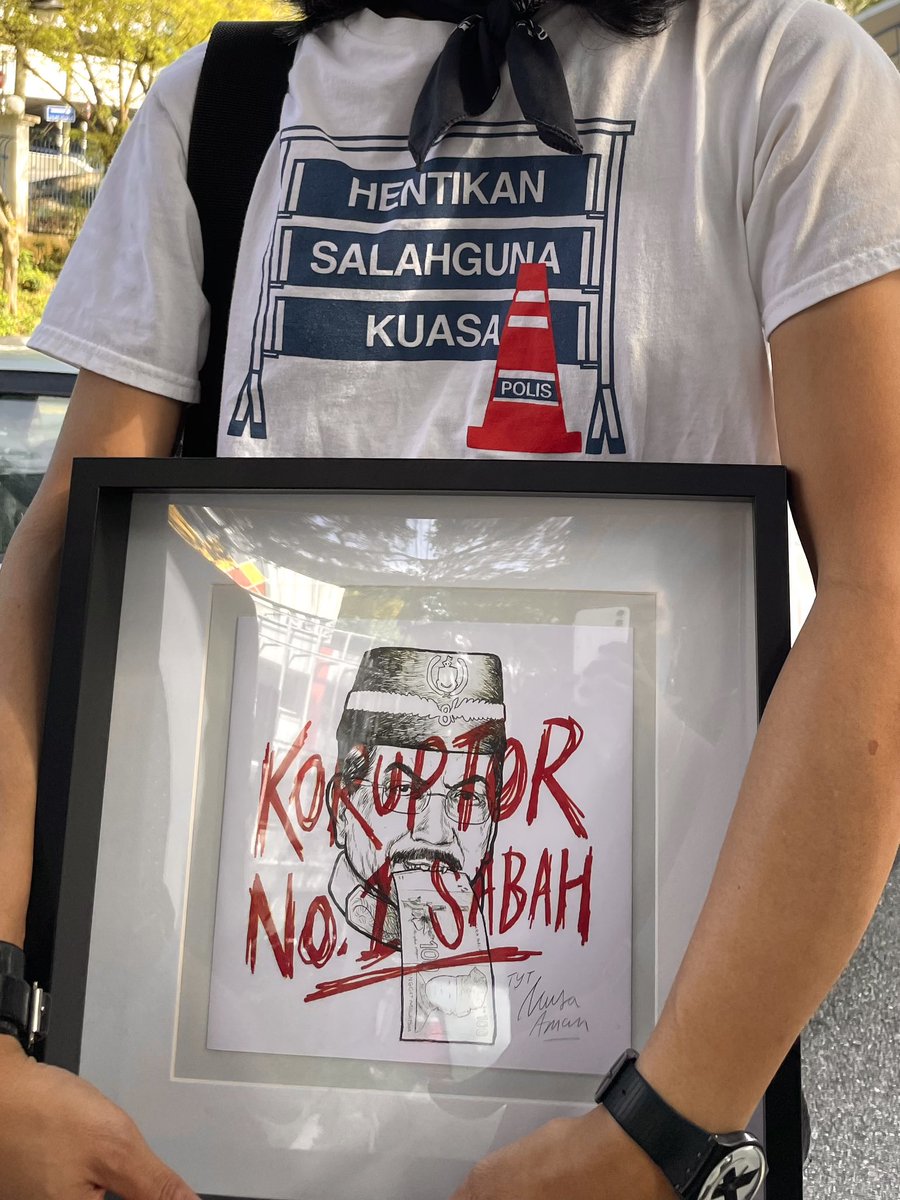 kuasasiswa's tweet photo. Peringatan kepada @MCMC_RASMI &amp; Kerajaan MADANI...

Mengkritik pemerintah &amp; penguasa dengan seni &amp; satira bukan satu jenayah. Kalau tak mahu dibadutkan rakyat, jangan jadi pemerintah yang bangsat!  

Solidariti dengan semua rakyat Sabah yang melawan koruptor! 

#SatireIsNotACrime https://t.co/OaGgYXFdUx