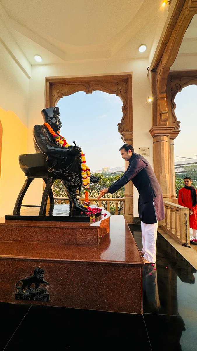Dr_Atul_Bhosale's tweet photo. नमस्ते सदा वत्सले मातृभूमे !
रेशीम बाग, नागपूर येथे राष्ट्रीय स्वयंसेवक संघांचे संस्थापक, आम्हा सर्वांचे श्रद्धास्थान स्व. केशवराव बळीराम हेडगेवारजी व परमपूज्य स्व. एम.एस. गोळवलकर गुरुजी यांच्या समाधीस्थळी अभिवादन केले.
विनम्र अभिवादन..!
#Nagpur #reshimbag #keshavraohedgewar https://t.co/9Y9SjimOLE