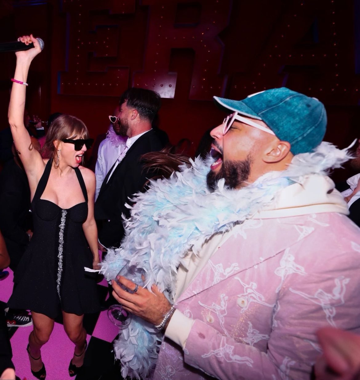 JUST IN: Taylor Swift arrived late to the Browns vs. Chiefs game, unaware that Travis Kelce had a surprise waiting. After the Chiefs’ victory, Kelce proposed in front of her parents and cheering fans. Swift, emotional, said “Yes!” as the crowd erupted - News