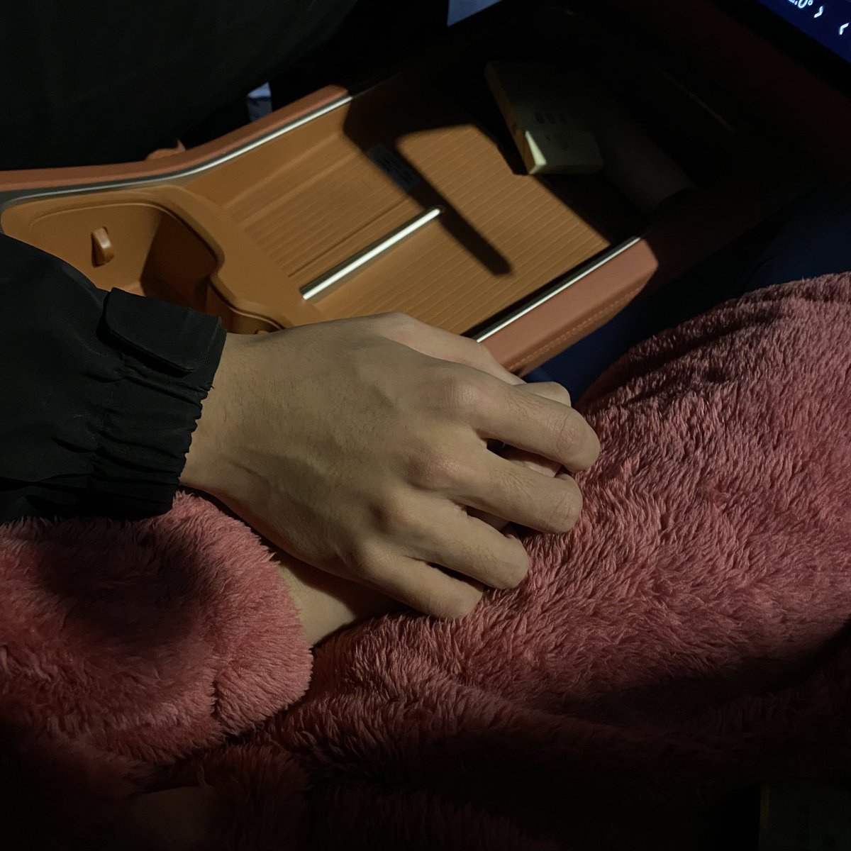 最近很忙
忙自己的事业 也忙我的感情
我最近在谈恋爱 目前来看 不是一份成熟的恋爱
他告诉我 他从来没谈过恋爱 身边认识他的人 也都说印象里他总是自己一个人
我不清楚他到底是想单纯和我睡觉 还是想和我在一起
但我的荷尔蒙告诉我  我很喜欢他 他心里也有我
慢慢来吧各位
真心换真心
我要再赌一次啦