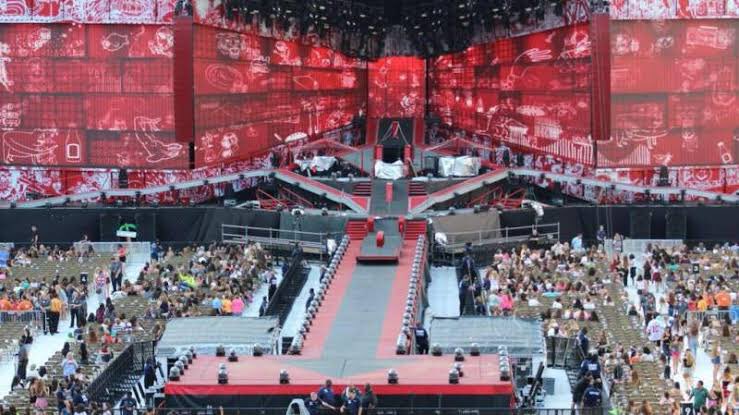 vashappenin_jao's tweet photo. uma coisa q me deixa inconformada é a oned não ter trazido o palco da wwa tour para o brasil, pqp, palco icônico 
ESSE PALCO ERA DO C4R4LH0!!!!! https://t.co/eauRC2Fwro