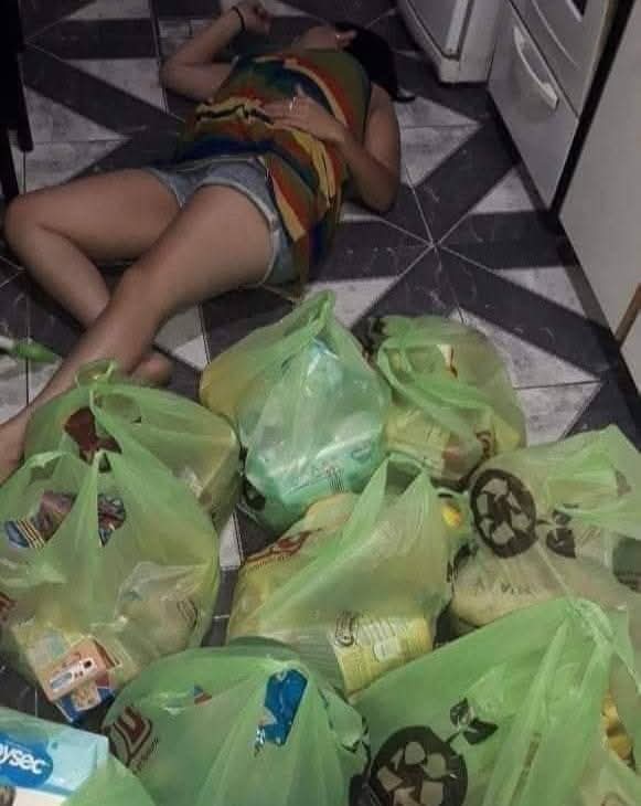 No está muerta, solo que tenía planes para el 24, 25, 31 y 1 y el papá del hijo le mando la pensión alimenticia en compras 😂😂😂